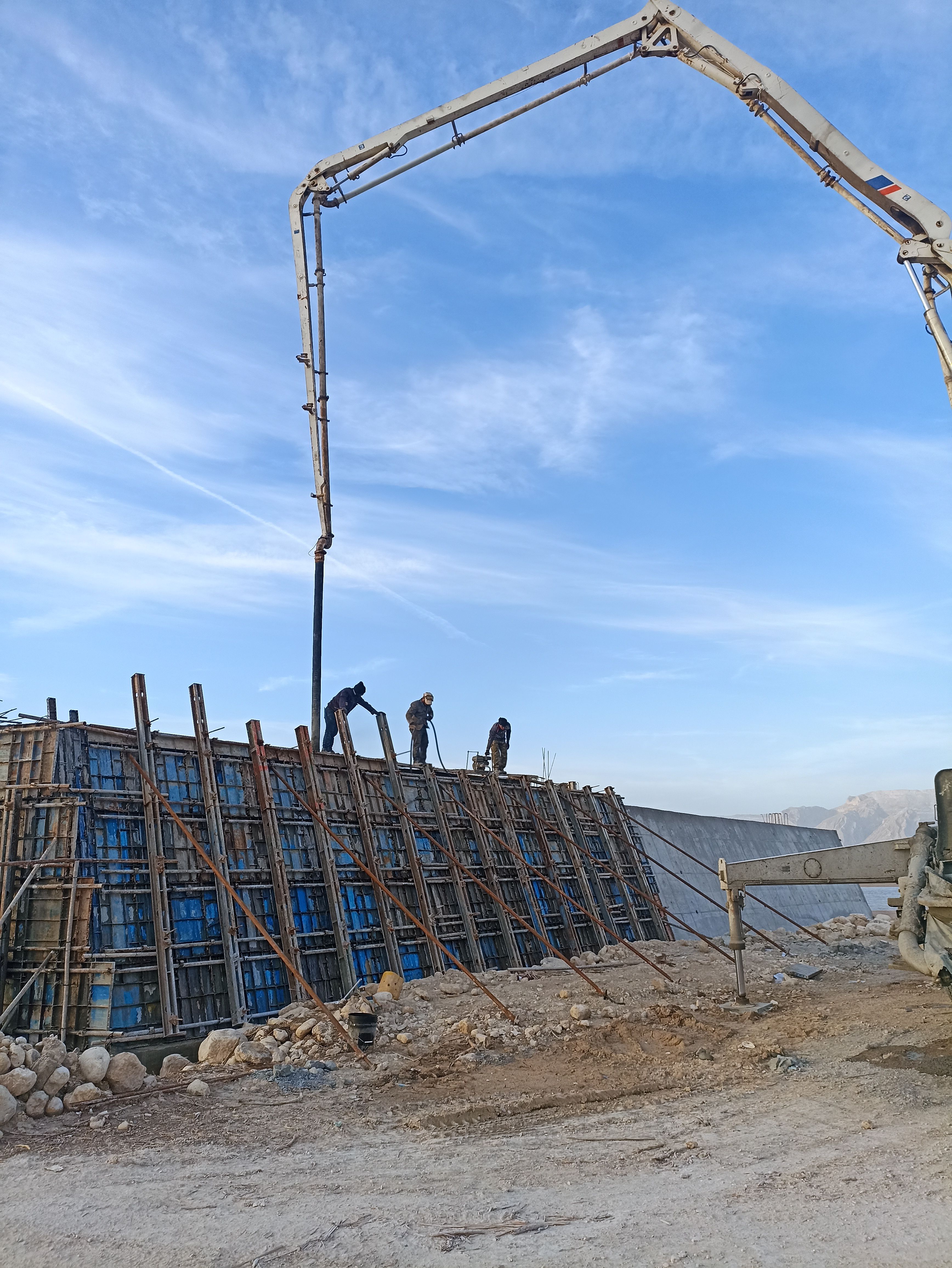 احداث دو دستگاه پل بر روی خور بردستان در قطعه دوم طرح وفاق