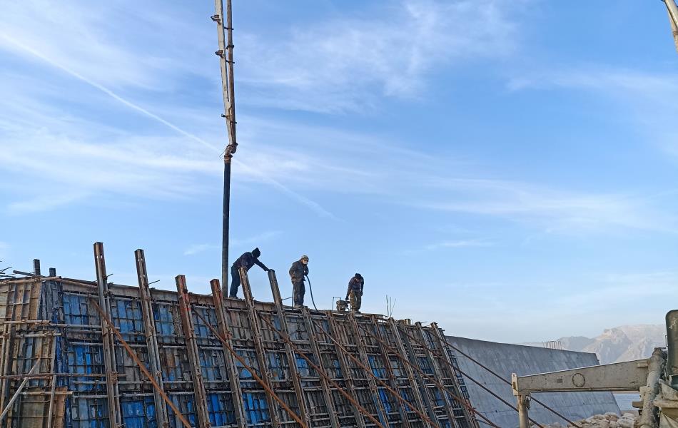 احداث دو دستگاه پل بر روی خور بردستان در قطعه دوم طرح وفاق