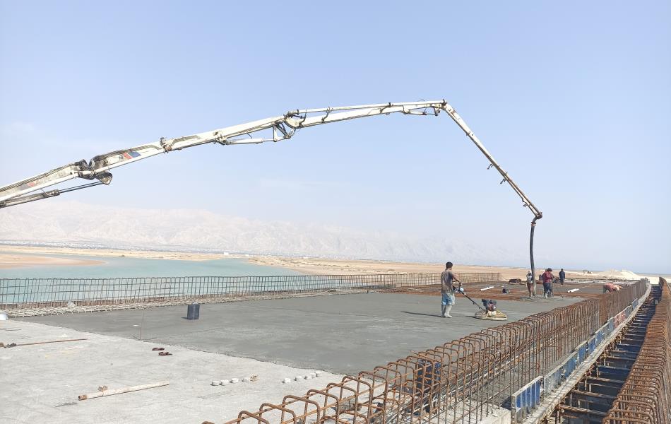 احداث دو دستگاه پل بر روی خور بردستان در قطعه دوم طرح وفاق